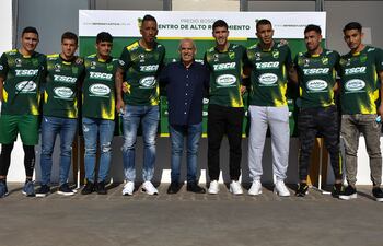 Hugo Fernández, primero de la izquierda, y Lucas Barrios (cuarto), entre los refuerzos de Defensa y Justicia para esta temporada.