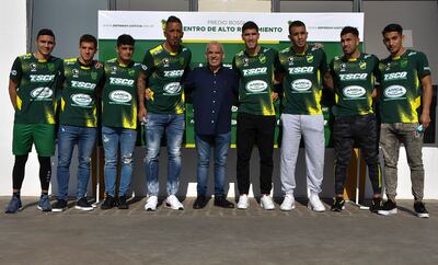 Hugo Fernández, primero de la izquierda, y Lucas Barrios (cuarto), entre los refuerzos de Defensa y Justicia para esta temporada.