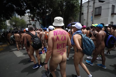 Varias personas participan en la primera manifestación "Día al desnudo" hoy, en calles de la Ciudad de México (México). Decenas de mexicanos encabezaron este sábado el primer Día al Desnudo en la Ciudad de México para normalizar el cuerpo en su estado natural. Al menos unas 200 personas se dieron cita en la glorieta de La Cibeles y caminaron solo con calzado hasta el Ángel de la Independencia, sobre la avenida Paseo de la Reforma.