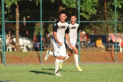 El defensor Alcides Scarpellini sale a festejar el quinto tanto del "águila",  Diego Doldán autor de un doblete, acompaña la celebración. (Foto: APF)