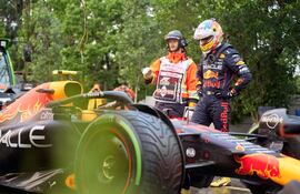 El Red Bull Racing de Sergio Pérez (d) después de abandonar el Gran Premio de Canadá por problemas mecánicos.