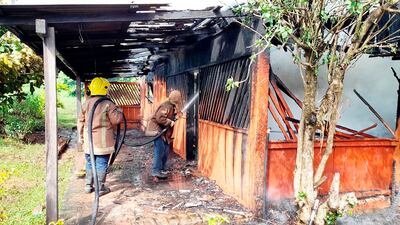 Bomberos de Santaní intentaron salvar la casa, pero sin éxito, pues el fuego se extendió rápidamente.