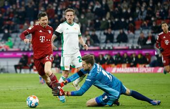 Robert Lewandowski intenta superar la salida del arquero Andreas Luthe, del Unión Berlín.
