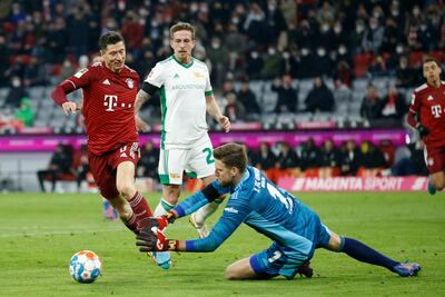 Robert Lewandowski intenta superar la salida del arquero Andreas Luthe, del Unión Berlín.
