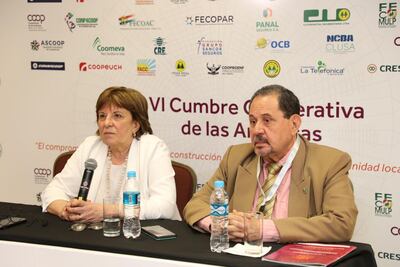 Graciela Fernández y César Cruz, durante una conferencia de prensa en la Cumbre Cooperativa de las Américas