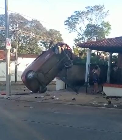 Un vehículo queda sobre el portón de una casa tras aparatoso accidente.