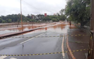 La avenida Concejal Romero, que fue clausurada tras el desborde del Lago de la República.
