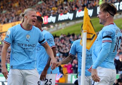 Erling Haaland celebra con Jack Grealish, quien marcó el primer gol para el City ante Wolves.
