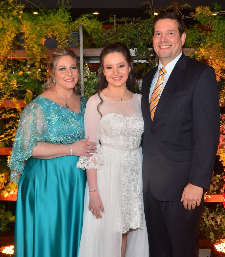 La quinceañera junto a sus padres Adriana Casati y Luis Cristaldo.