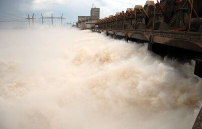 Represa de la Entidad Binacional Yacyretá.