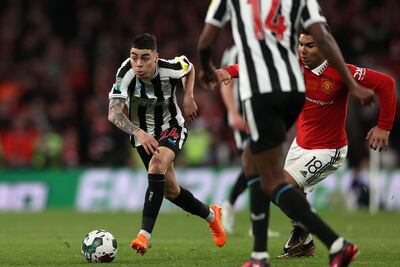 El paraguayo Miguel Almirón se escapa de la marca del brasileño Casemiro, durante el partido que Newcastle perdió ayer 2-0 ante Manchester United en la final de la Copa de la Liga inglesa, en Wembley.
