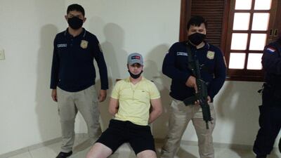 Flavio Arruda Guilherme, bajo custodia de agentes de la Policía Nacional.