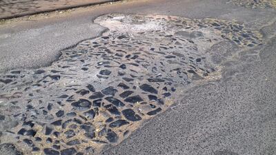 Enorme bache en la calle San Rafael, de Lambaré