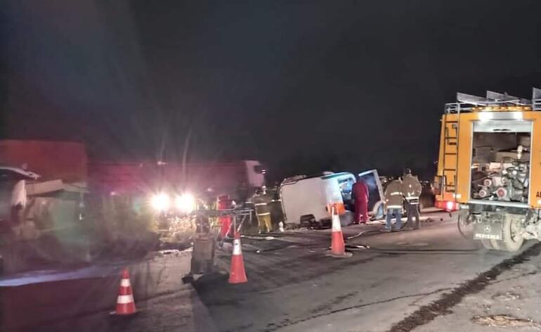 Bomberos trabajando en el accidente en zona de Benjamín Aceval.
