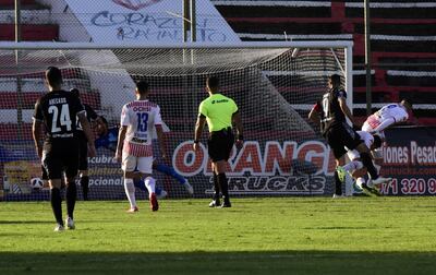 Óscar Cardozo gana en lo alto a Luis Cáceres y Nelson Ruiz para vencer a Wilson Quiñónez.