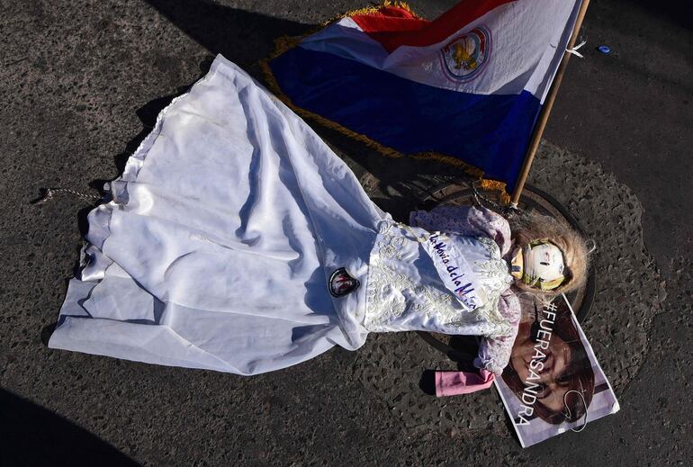 Una muñeca representando a la fiscala paraguaya Sandra Quiñónez, en la protesta en el exterior del Congreso. 