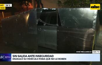 enjauló su vehículo para que no le roben