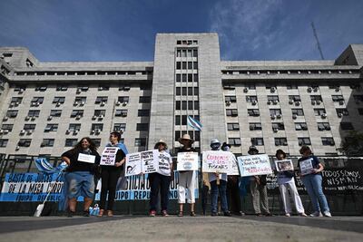 Opositores a la vicepresidenta argentina Cristina Fernández de Kirchner se manifiestan frente al juzgado de Comodoro Py, durante el juicio en el que se acusa a Fernández de Kirchner de corrupción en la licitación de obras públicas, en Buenos Aires, el 29 de noviembre de 2022.