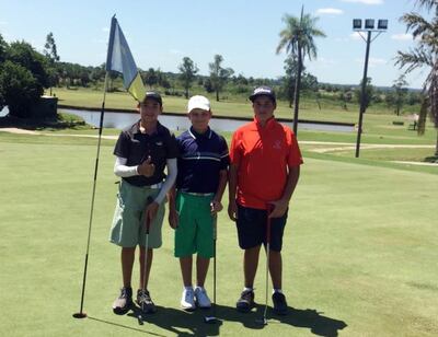 Miguel Ayala, en el medio, entre Agustín Fruote y Ale Echagüe.