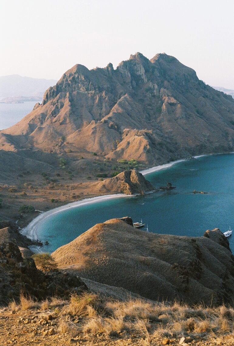  Vista de la isla de Rinca, una de las islas del archipiélago que conforma el Parque Nacional de Komodo, en Indonesia, en una imagen tomada durante una visita al parque en 2019, poco antes de que cerrara sus puertas por la pandemia de covid. 