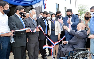 Autoridades municipales y el actor Rafael Rojas Doria realizan el corte de la cinta durante la inauguración del coliseo.