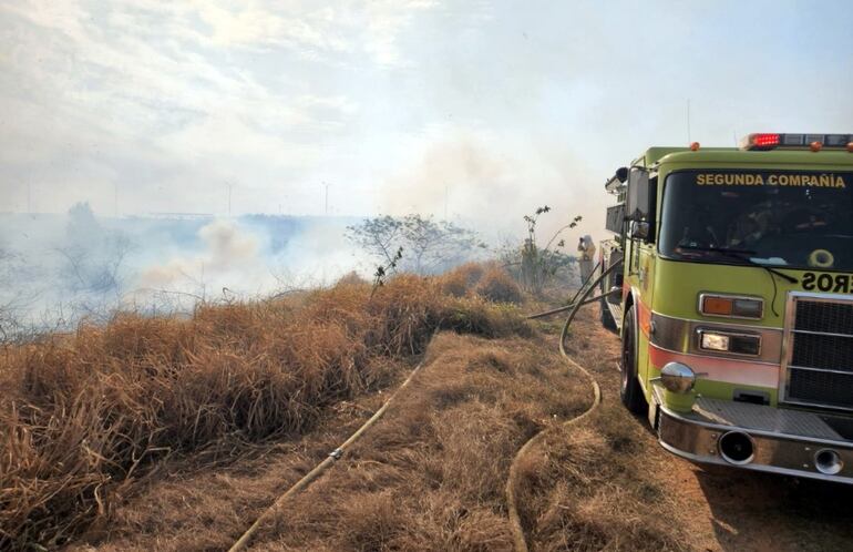 Bomberos lanzan chorros de agua al fuego en Costanera Norte.