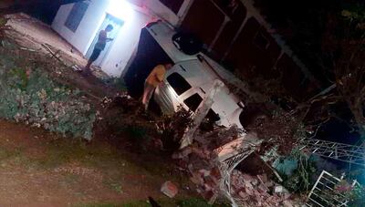 La camioneta Isuzu terminó con las ruedas al cielo tras chocar y matar a las dos voluntarias.