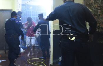 La Policía tuvo que intervenir tras la quema de colchones. Afortunadamente no hubo heridos.