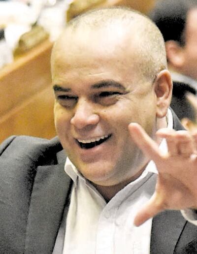 Basilio “Bachi” Núñez (colorado cartista) aparece como el dueño del valioso terreno municipal en el barrio Saladillo.