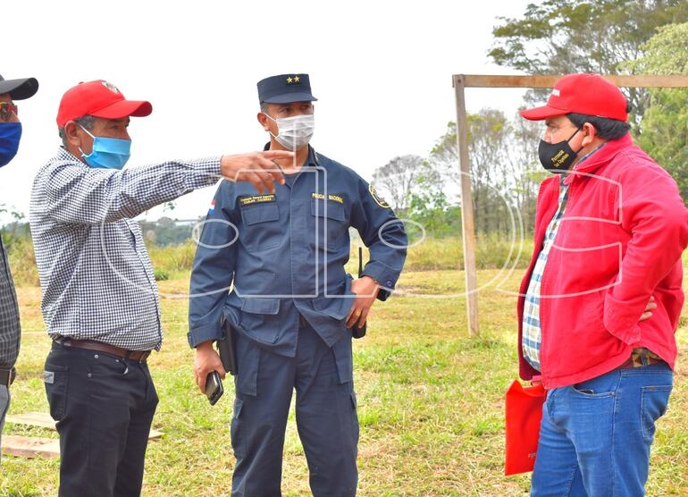 El representante de la Coordinadora de Pequeño Mineros, Abraham Almada (i) y el señor Antonio Colman alias "correlo" (d), junto al director de Policía de Guairá, Crio. Gral. Carlos Cáceres, durante la intervención fiscal policial realizada ayer de tarde en el mencionado inmueble.