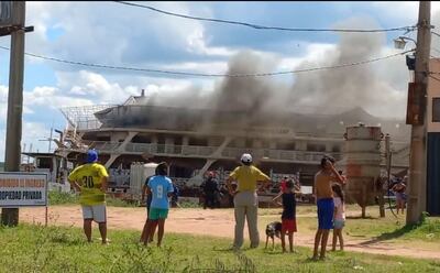 El viejo Crucero Paraguay arde en llamas.