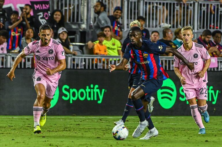 USA9270. FORT LAUDERDALE (FL, EEUU), 19/07/2022.- El delantero del FC Barcelona Ousmane Dembélé (c) en acción hoy, en un partido amistoso entre el Inter Miami CF y el FC Barcelona, en el Estadio DRV PNK en Fort Lauderdale, Florida (EEUU). EFE/ Giorgio Viera
