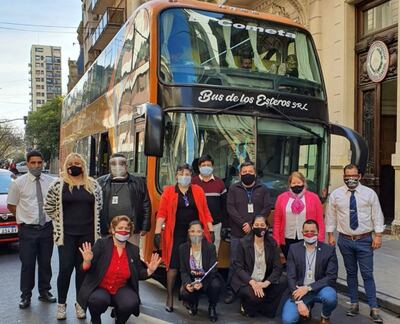 La cónsul en Buenos Aires, Esther Cañete (c), posa con los repatriados.