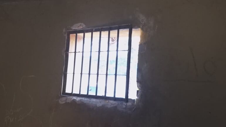 Los detenidos forzaron una de las ventanas del calabozo.