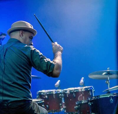 Fotografía que sirve también como portada del disco que lanzó Luis Chaparro a fines del año pasado, y con el que celebra toda una vida vivida en compañía de sus amigos y  de la música hecha con ellos.