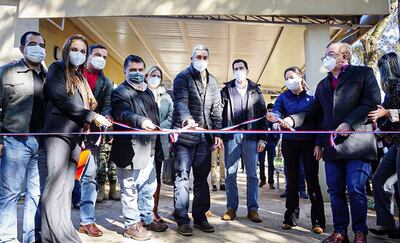 El director de Yacyretá, Nicanor Duarte Frutos, junto al presidente Mario Abdo Benítez, en la inauguración de las camas de terapia intensiva en el hospital de Ayolas.