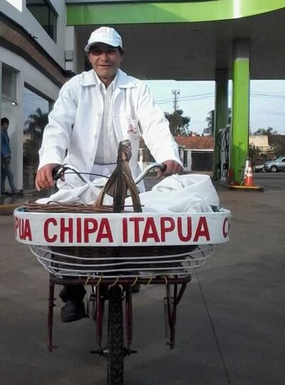 Don Ramón y su antigua bicicleta con la que lleva casi medio siglo recorriendo las calles encarnacenas vendiendo sus deliciosas y aromadas chipas de almidón.