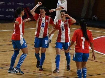 Las jugadoras de la selección paraguaya festejan uno de los goles en la victoria contra Chile por la primera jornada del Futsal en los Juegos Suramericanos.