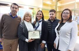 El acto de reconocimiento fue dirigido a los familiares del Dr. Teófilo Recalde, con la entrega de una placa de homenaje póstumo y reconocimiento.