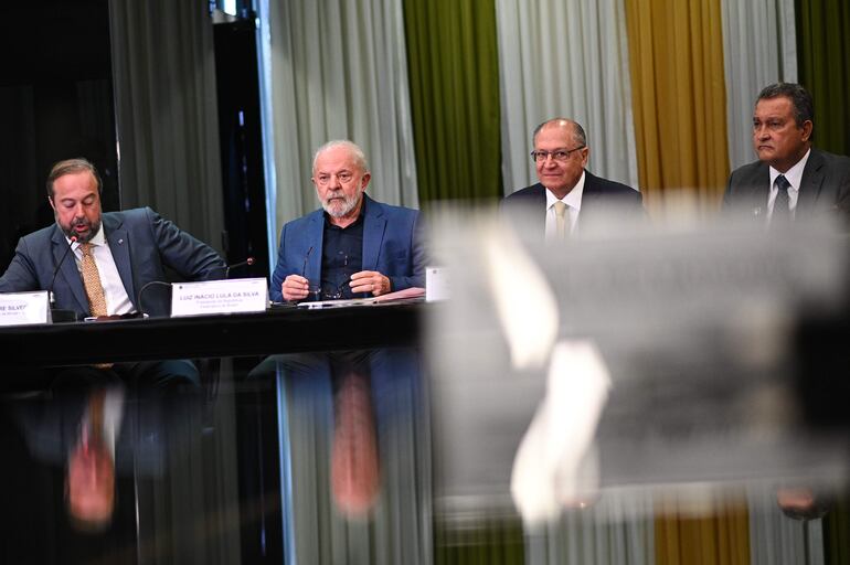 AME3134. BRASILIA (BRASIL), 17/03/2023.- (i-d) El ministro de Minas y Energía de Brasil, Alexandre Silveira, el presidente Luiz Inácio Lula da Silva, el vicepresidente Geraldo Alckmin y el jefe de Gabinete de la Presidencia, Rui Costa, participan hoy en la reunión extraordinaria del Consejo Nacional de Política Energética (CNPE), en Brasilia (Brasil). EFE/André Borges
