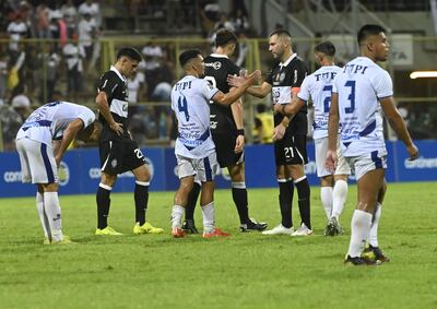 Los jugadores de Sportivo Ameliano y Olimpia se saludan después de empatar 2-2 por la primera rueda del torneo Apertura 2023 del fútbol paraguayo en el estadio Villa Alegre de Encarnación, Paraguay.