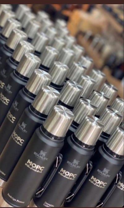 Wiens pagó G. 28 millones por los termos y guampas personalizados con nombres y el logo del MOPC.