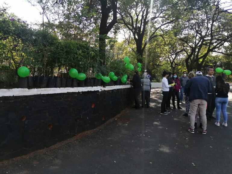 Obsequiaron plantines en el parque Carlos Antonio López.