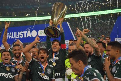 Gustavo Gómez, capitán del Palmeiras, levanta el trofeo del Campeonato Paulista 2022, rodeado de sus compañeros.