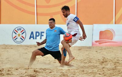 El Pynandi Carlos Valentín Benítez, de Helvéticos (blanco), en dominio de la pelota. Foto: APF