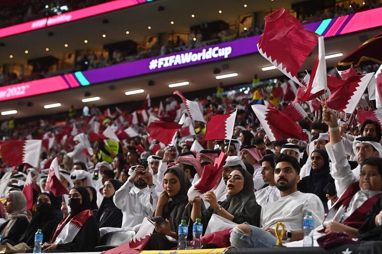 Los aficionados en el estadio Al Bayt de Al Khor de Jor, sede del partido inaugural del Mundial Qatar 2022. 