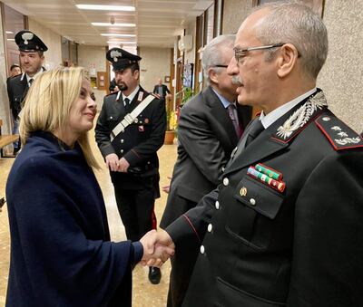 La primera ministra italiana Giorgia Meloni saluda a Pasquale Angelosanto, general de división comandante del Grupo de Operaciones Especiales (ROS) durante la visita a la fiscalía de Palermo, en Sicilia, luego de la detención del capo mafioso Matteo Messina.