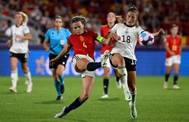 Irene Paredes, capitana de España (i), rechaza el balón ante la presencia de la alemana Tabea Wassmuth .