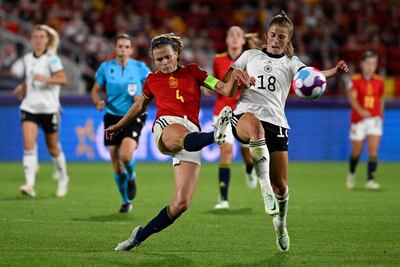 Irene Paredes, capitana de España (i), rechaza el balón ante la presencia de la alemana Tabea Wassmuth .