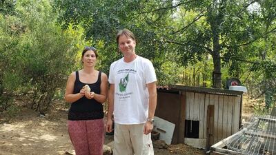 Isabelle y Sébastien Verney, dueños del asesinado gallo Marcel, en su pollería.